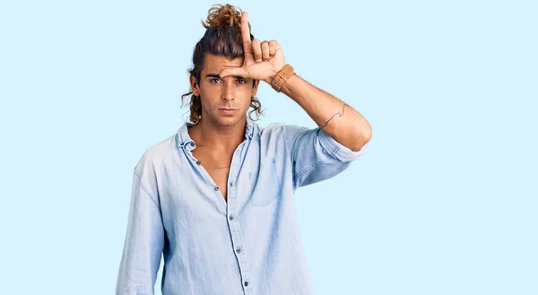 Yaz Tarzı Giyinen Genç Spanyol Adam Alnında Parmakları Olan Insanlarla — Stok fotoğraf