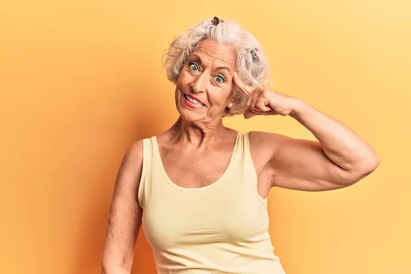 Ältere Grauhaarige Frau Lässiger Kleidung Lächelt Und Zeigt Mit Einem — Stockfoto