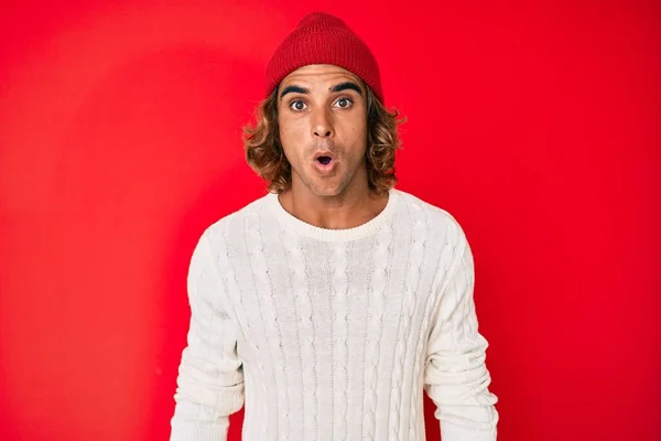 Young Hispanic Man Wearing Wool Sweater Winter Hat Scared Amazed — Stock Photo, Image