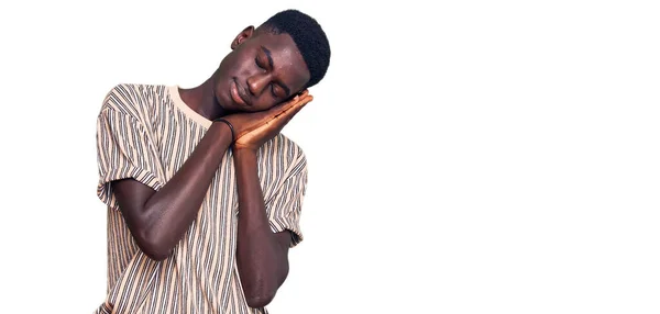 Молодий Афроамериканець Звичайному Одязі Спить Втомлений Сон Тримається Руки Усміхаючись — стокове фото