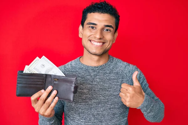 Joven Hombre Hispano Guapo Sosteniendo Billetera Con Dólares Sonriendo Feliz — Foto de Stock