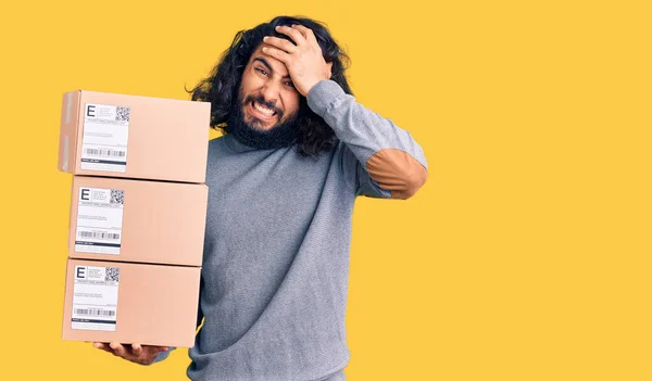 Ung Arabisk Man Håller Leverans Paket Stressad Och Frustrerad Med — Stockfoto