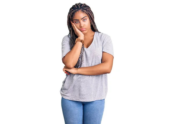 Mujer Afroamericana Joven Con Trenzas Que Usan Ropa Casual Pensando —  Fotos de Stock