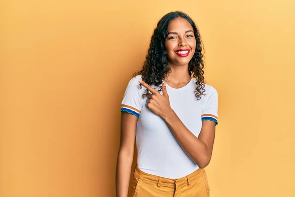 Jovem Afro Americana Vestindo Roupas Casuais Alegre Com Sorriso Rosto — Fotografia de Stock