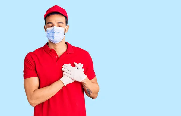 Ung Stilig Hispanic Man Bär Leverans Uniform Och Medicinsk Mask — Stockfoto