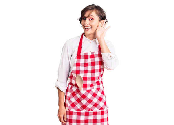 Kısa Saçlı Profesyonel Aşçı Önlüğü Giymiş Güzel Bir Kadın Kulağından — Stok fotoğraf