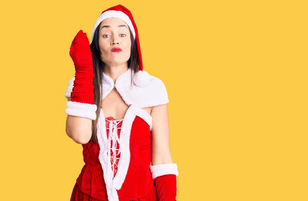 Młoda Piękna Kaukaska Kobieta Ubrana Strój Świętego Mikołaja Wykonująca Włoski — Zdjęcie stockowe
