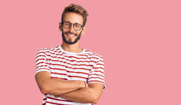 Schöner Blonder Mann Mit Bart Lässiger Kleidung Und Brille Fröhliches — Stockfoto