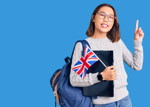 Menina Chinesa Bonita Nova Vestindo Mochila Estudante Segurando Binder Bandeira — Fotografia de Stock