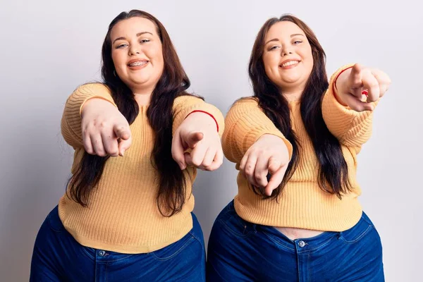 Mladé Velké Dvojčata Neformálním Oblečení Ukazuje Vás Fotoaparát Prsty Usmívá — Stock fotografie