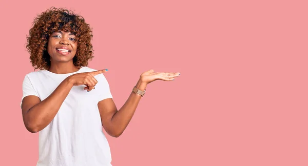 Jong Afrikaans Amerikaans Vrouw Dragen Casual Wit Tshirt Verbaasd Glimlachen — Stockfoto