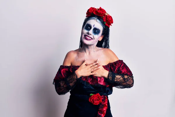 Mladá Žena Mexickém Dni Mrtvého Make Upu Usmívala Rukama Hrudi — Stock fotografie
