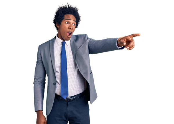 Bonito Homem Afro Americano Com Cabelo Afro Vestindo Jaqueta Negócios — Fotografia de Stock