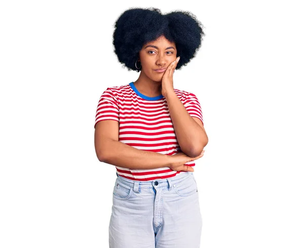 Νεαρή Αφρο Αμερικανίδα Που Φοράει Καθημερινά Ρούχα Νομίζοντας Ότι Δείχνει — Φωτογραφία Αρχείου