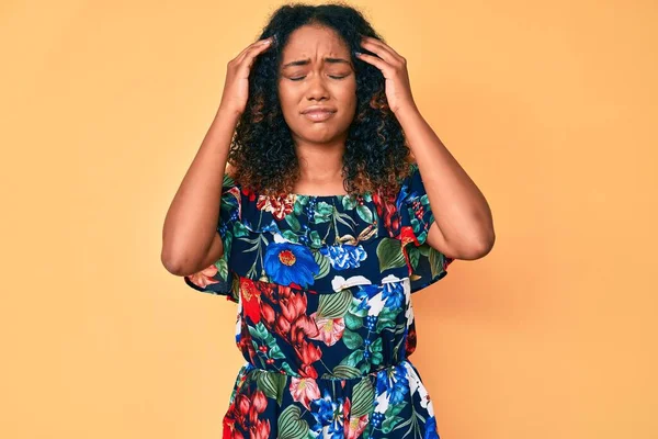 Jonge Afro Amerikaanse Vrouw Draagt Casual Kleding Met Hand Hoofd — Stockfoto