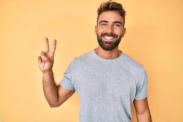 Junger Hispanischer Mann Lässiger Kleidung Lächelt Mit Glücklichem Gesicht Und — Stockfoto