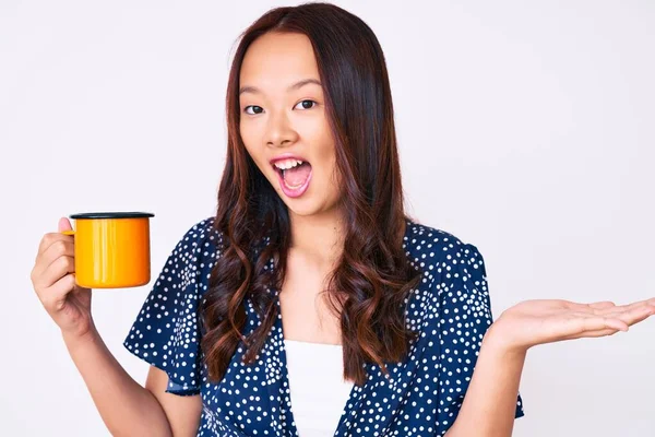 Jong Mooi Chinees Meisje Holding Koffie Vieren Prestatie Met Vrolijke — Stockfoto