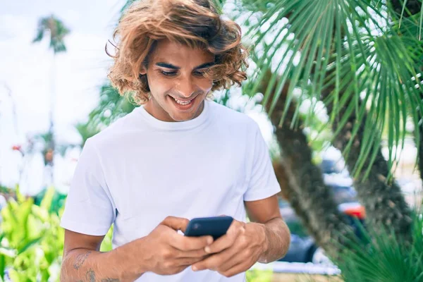 Joven Hombre Hispano Sonriendo Feliz Usando Smartphone Calle Ciudad —  Fotos de Stock