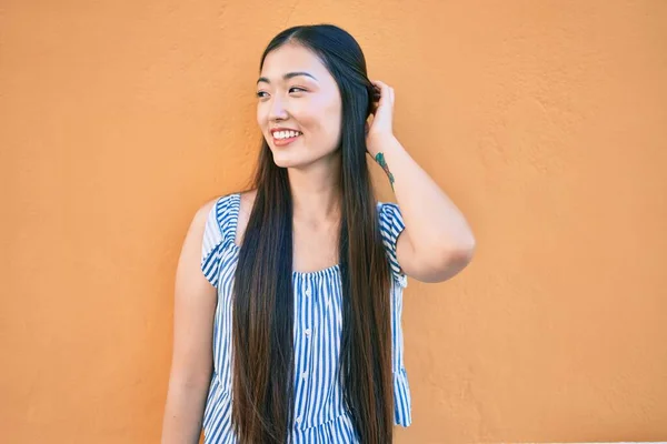 Giovane Donna Cinese Sorridente Felice Appoggiata Muro Strada Della Città — Foto Stock