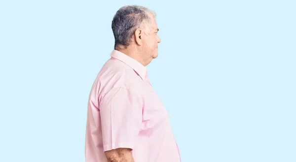 Senior Grauhaarige Mann Trägt Lässige Kleidung Zur Seite Schauen Entspannen — Stockfoto