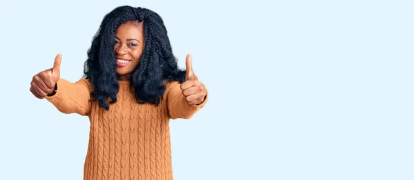 Красивая Африканская Американка Случайном Свитере Одобряющая Позитивный Жест Рукой Улыбается — стоковое фото