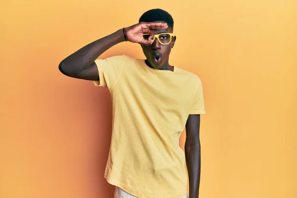 Joven Afroamericano Vestido Con Ropa Casual Gafas Haciendo Buen Gesto — Foto de Stock