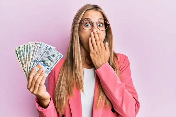 Giovane Donna Bionda Stile Business Che Tiene Dollari Che Coprono — Foto Stock