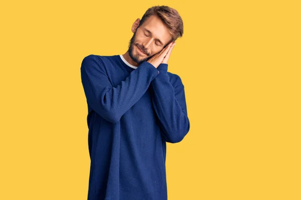 Pria Pirang Tampan Dengan Jenggot Mengenakan Sweater Kasual Lelah Bermimpi — Stok Foto