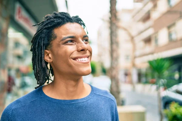 Joven Afroamericano Sonriendo Feliz Mirando Lado Calle Ciudad — Foto de Stock