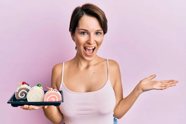 Joven Morena Con Pelo Corto Sosteniendo Dulces Pastel Celebrando Logro —  Fotos de Stock