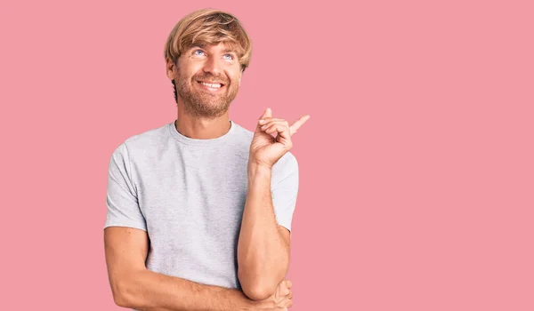 Bonito Homem Caucasiano Com Barba Vestindo Camiseta Casual Sorrindo Feliz — Fotografia de Stock