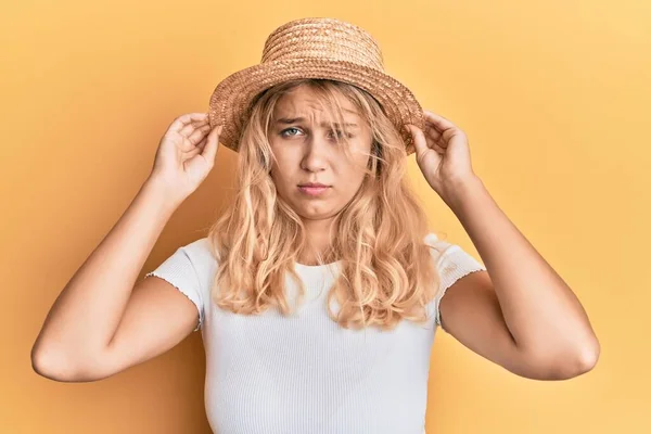 Yazlık Şapkalı Kafası Karışık Genç Sarışın Kız Şüphe Kavramı — Stok fotoğraf