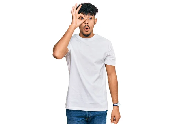 Jovem Árabe Homem Vestindo Casual Branco Shirt Fazendo Gesto Chocado — Fotografia de Stock