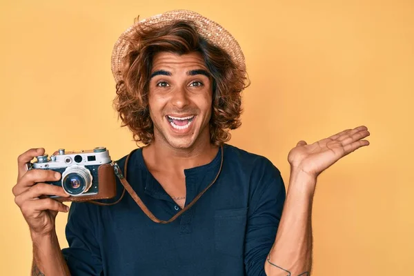 Homem Hispânico Jovem Usando Chapéu Segurando Câmera Vintage Celebrando Vitória — Fotografia de Stock