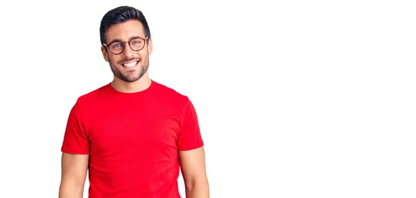 Gündelik Kıyafetler Gözlük Takan Genç Spanyol Adam Pozitif Mutlu Görünüyor — Stok fotoğraf