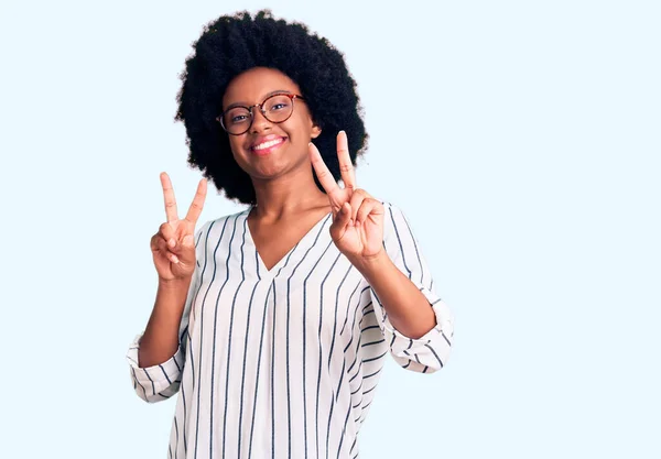Sıradan Kıyafetler Gözlük Takan Genç Afro Amerikan Kadın Kameraya Bakıp — Stok fotoğraf