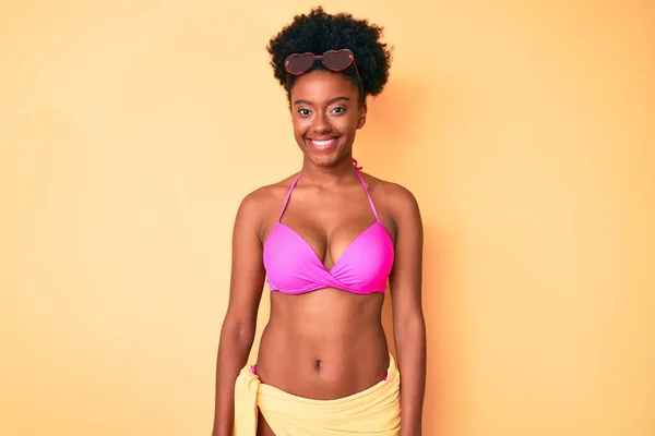 Jonge Afro Amerikaanse Vrouw Bikini Met Een Vrolijke Coole Glimlach — Stockfoto