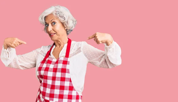 Senior Gråhårig Kvinna Klädd Förkläde Ser Säker Med Leende Ansiktet — Stockfoto