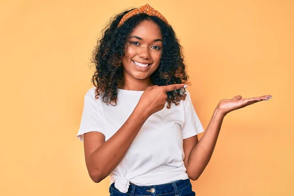 Jovem Afro Americana Vestindo Roupas Casuais Maravilhada Sorrindo Para Câmera — Fotografia de Stock