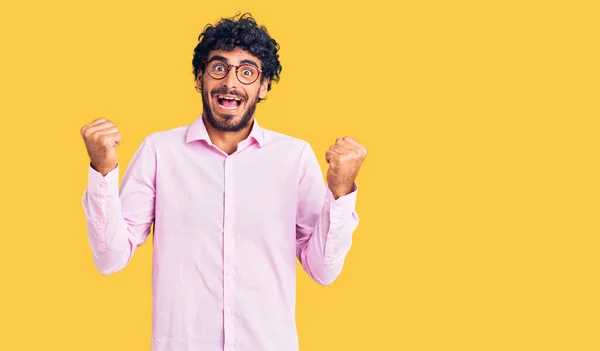 Bello Giovane Uomo Con Capelli Ricci Orso Che Indossa Abiti — Foto Stock