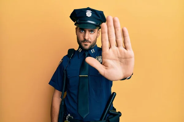 Bonito Hispânico Vestindo Uniforme Policial Fazendo Parar Cantar Com Palma — Fotografia de Stock
