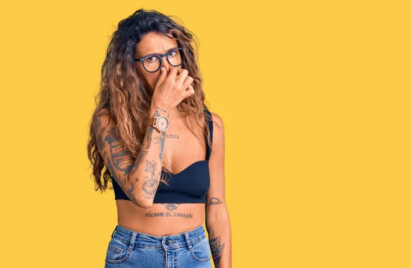 Fiatal Tetovált Spanyol Alkalmi Ruhát Szemüveget Visel Bűzlik Valami Bűzös — Stock Fotó