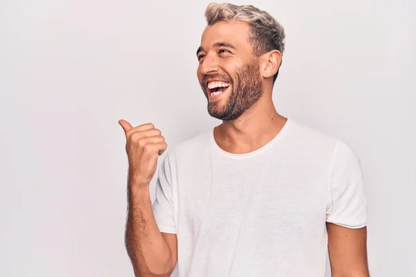 Joven Hombre Guapo Rubio Con Camiseta Casual Pie Sobre Fondo —  Fotos de Stock