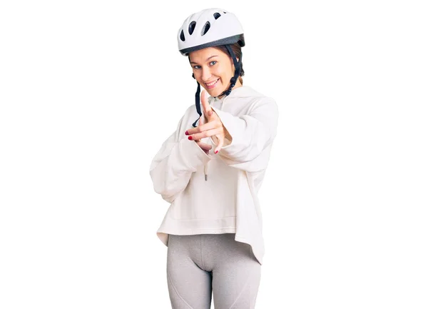 Mulher Bonita Morena Usando Capacete Bicicleta Roupas Esportivas Apontando Dedos — Fotografia de Stock