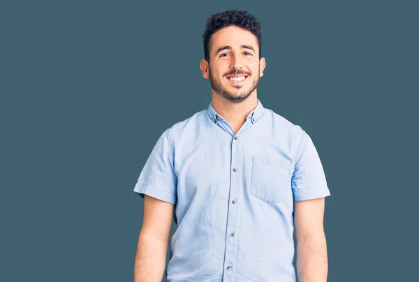 Junger Hispanischer Mann Lässiger Kleidung Der Stehen Positiv Und Glücklich — Stockfoto