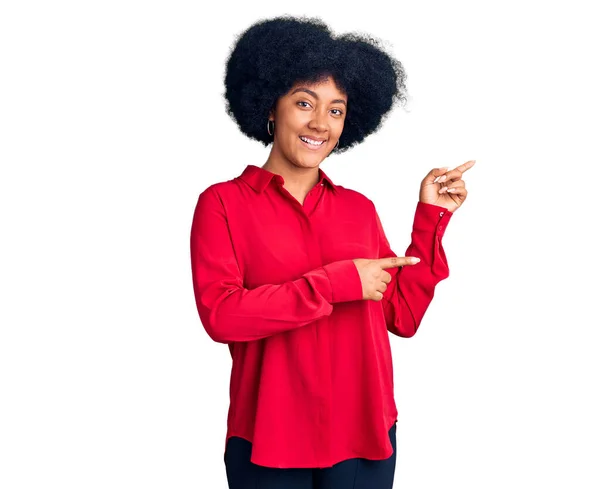 Молодая Африканская Американка Повседневной Одежде Улыбается Смотрит Камеру Указывая Двумя — стоковое фото