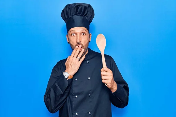 Joven Hombre Guapo Con Uniforme Cocina Sosteniendo Cuchara Que Cubre — Foto de Stock