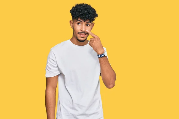 Hombre Árabe Joven Con Camiseta Blanca Casual Señalando Con Dedo — Foto de Stock
