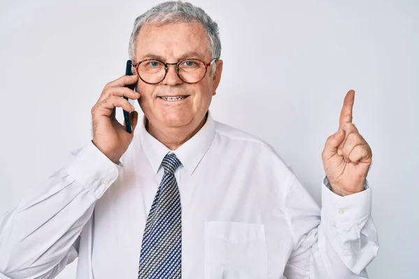 Senior Gråhårig Man Klädd Affärskläder Har Samtal Talar Smartphone Leende — Stockfoto