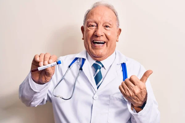 Hombre Médico Pelo Gris Guapo Mayor Sosteniendo Tubo Prueba Coronavirus —  Fotos de Stock